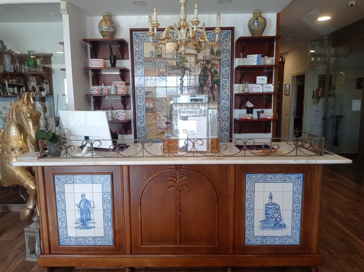 Balcão da Farmácia D'Abragão, em madeira e mármore, com painéis de azulejo